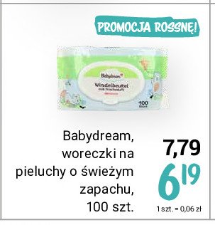 zielone male kulki w kupce niemowlaka pampers