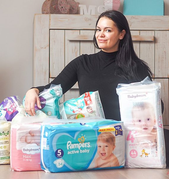 ktoś nosi 15 pieluchy pampers od 50 do