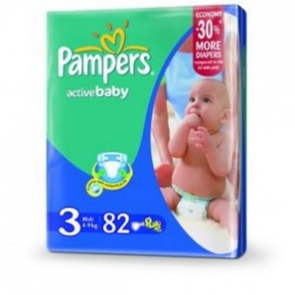 zakładanie pieluchomajtek pampers