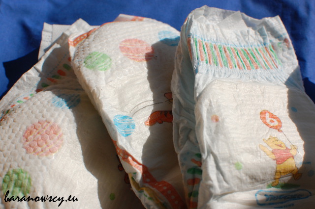 how to change newborn diaper with pampers